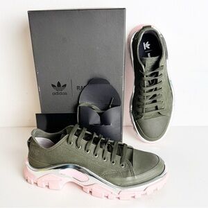 ADIDAS Raf Simons X Detroit Runner 'Olive
Size 8 men’s